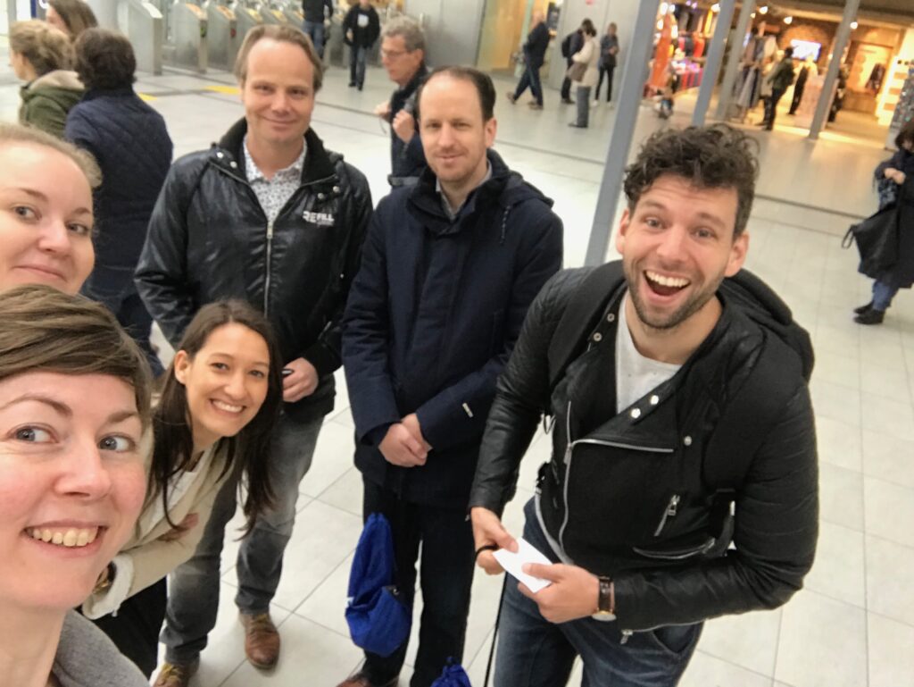 Selfie van Evelyn en een groep blije collega's op Centraal station Utrecht
